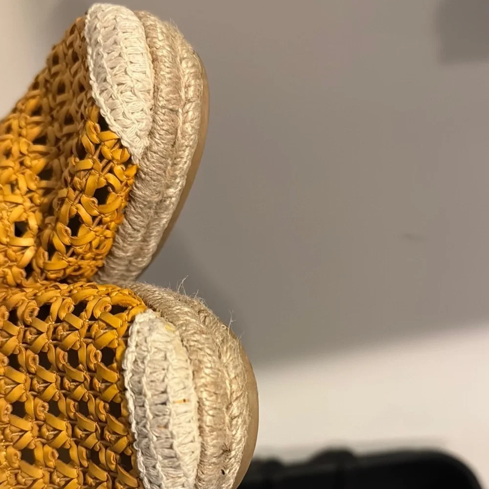 N/A stylish yellow